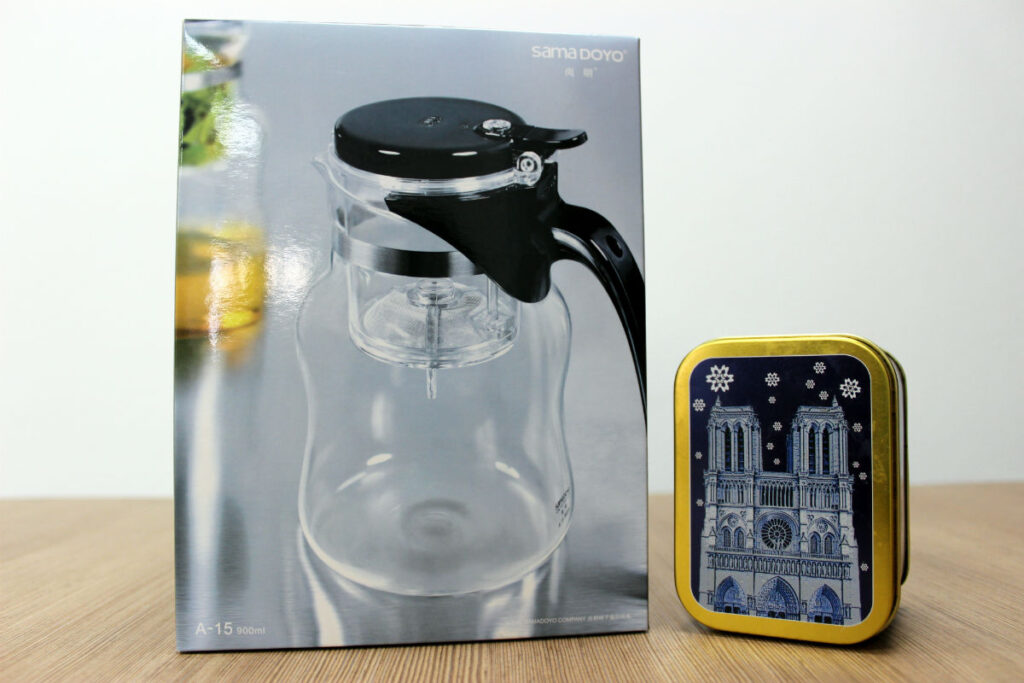 W tej uroczej pudełeczce po prawej stronie znajduje się nasz skarb - tie guan yin. Jeden z naszych ulubionych herbat. W tej uroczej pudełeczce po prawej stronie znajduje się nasz skarb - tie guan yin. Jeden z naszych ulubionych herbat.