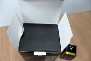 Wewnątrz pudełka znalazła się kolejna, czarna korobka z logotypem Sama Doyo. Wewnątrz pudełka znalazła się kolejna, czarna korobka z logotypem Sama Doyo.